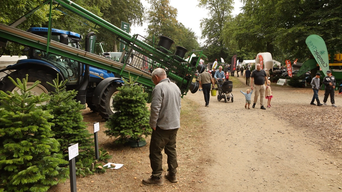 Juletræsbranchen og skovfolk var samlet til den årlige Langesømesse. Ved skovvejene var der 120 firmastande klar til at modtage de mange branchefolk.
