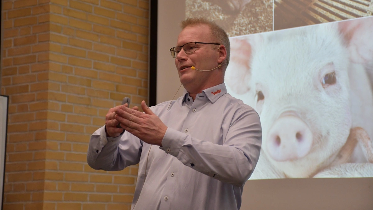 Peter Mark Nielsen fra Velas minder om, at tørt korn ikke nødvendigvis er lagerfast. Temperaturen skal også ned, og derfor lyder rådet fortsat at blæse i kornet. 