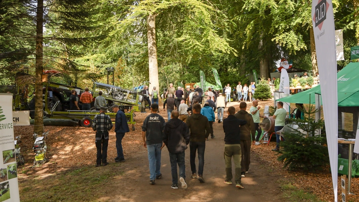 Juletræsbranchen og skovfolk var samlet til den årlige Langesømesse. Ved skovvejene var der 120 firmastande klar til at modtage de mange branchefolk.