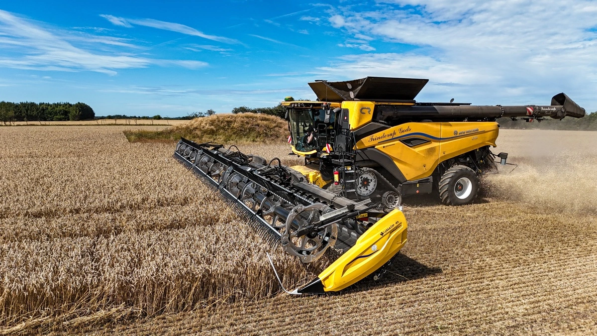 Den nye New Holland CR11 i arbejde på Trinderup Gods, hvor den i år har været med til at få høsten usædvanligt hurtigt i hus.