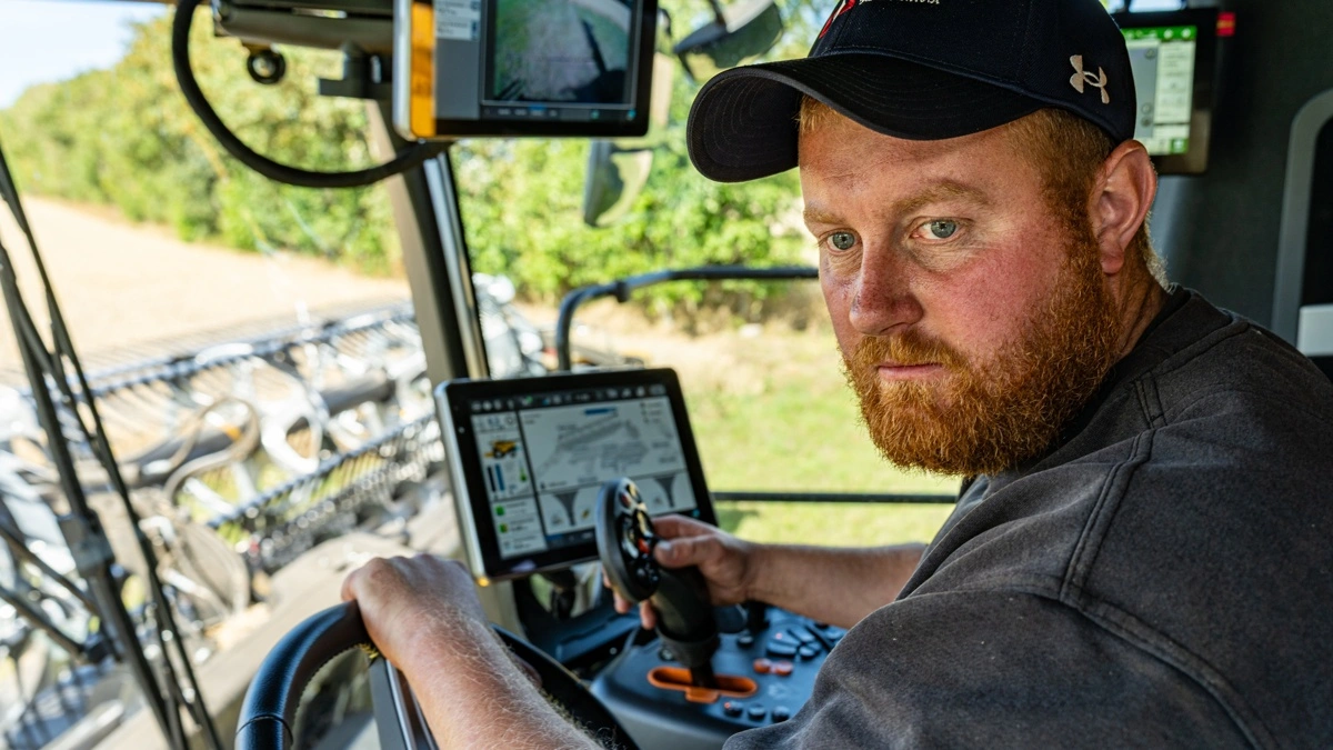 Mikkel Køpke har kørt New Holland i mange år og fremhæver blandt andet den genkendelige kabine og de mange funktioner, der kan styres direkte fra førersædet.