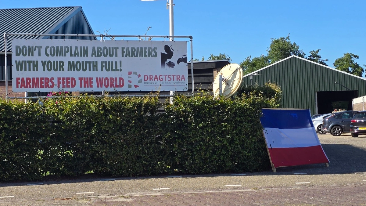 Overalt i landområderne ses fortsat protester med omvendte flag - her understreget med et skilt med den skrappe tekst: Klag ikke over landmændene med munden fuld - landmændene brødføder verden!