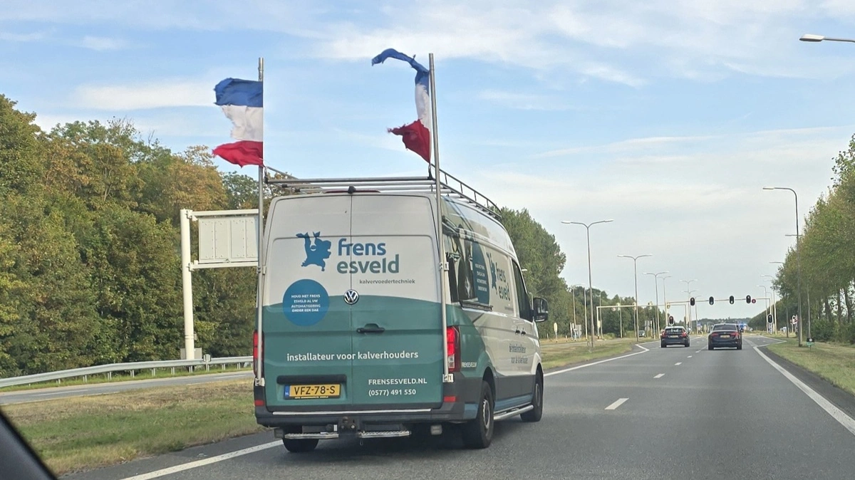 Selv på biler ses de omvendte protestflag til støtte for de hollandske landmænd.