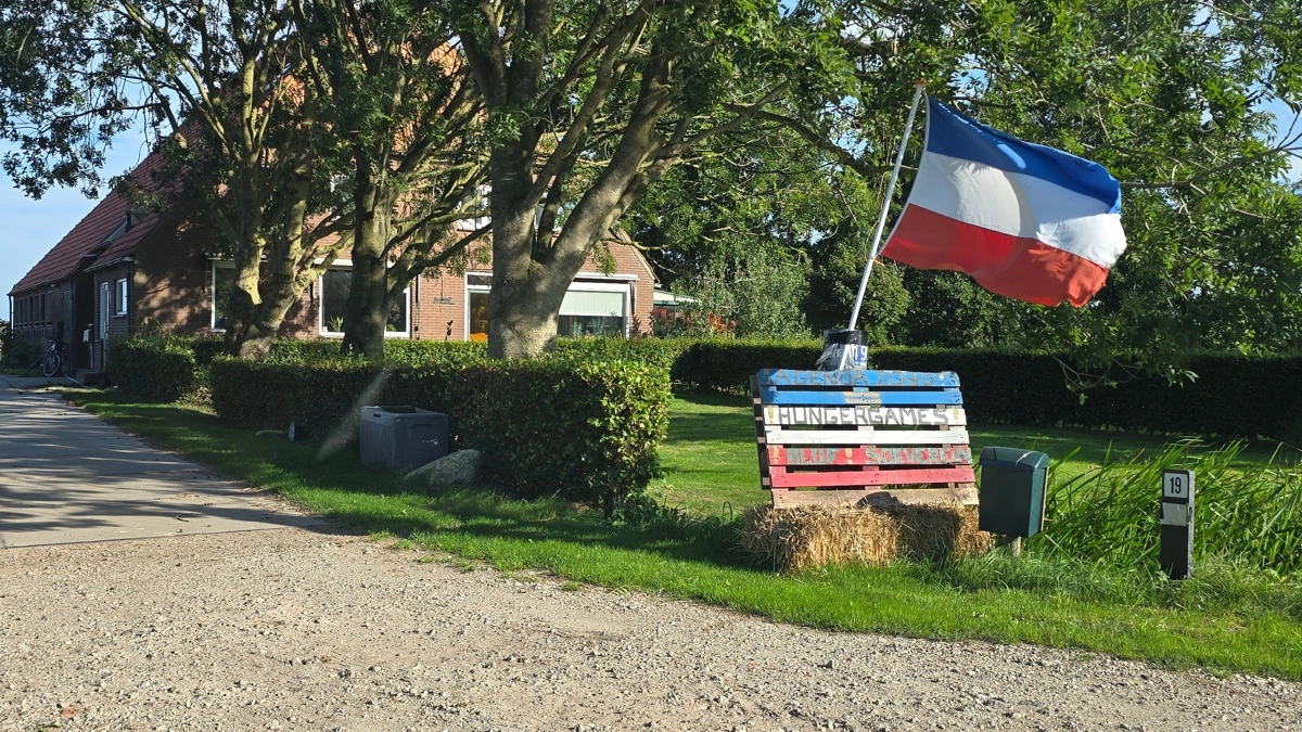 En typisk protest ved indkørslen til en hollandsk gård med et hjemmelavet palle-skilt mod en protest-tekst mod regeringens landbrugspolitik.