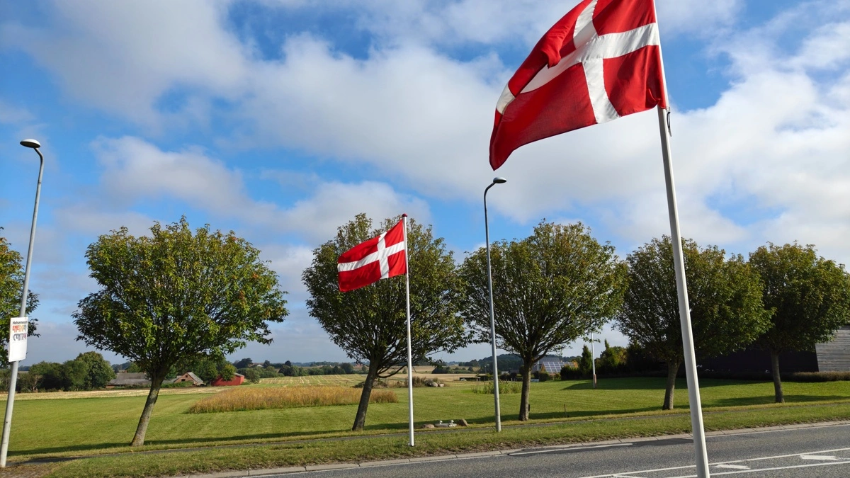 Allerede fra morgenstunden var flagene hejst på hel i Stouby i anledning af kåringen som årets landsby. Foto: Henning K. Andersen