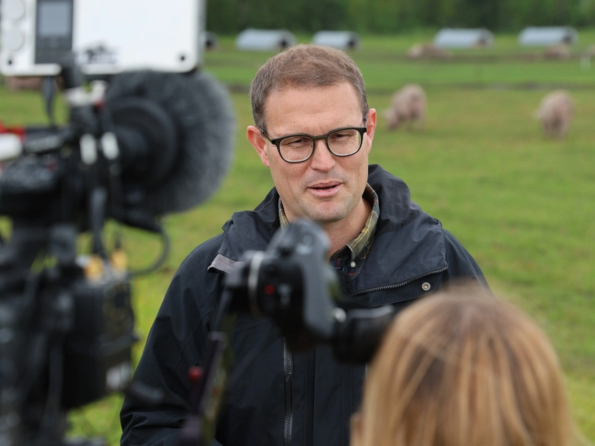 Minister for Natur og Dyrevelfærd, Christian Rabjerg Madsen (S), vil bede et ekspertudvalg om at dobbelttjekke det faglige grundlag for, hvordan grøntsager reguleres. Foto: Ministeriet for Natur og Dyrevelfærd