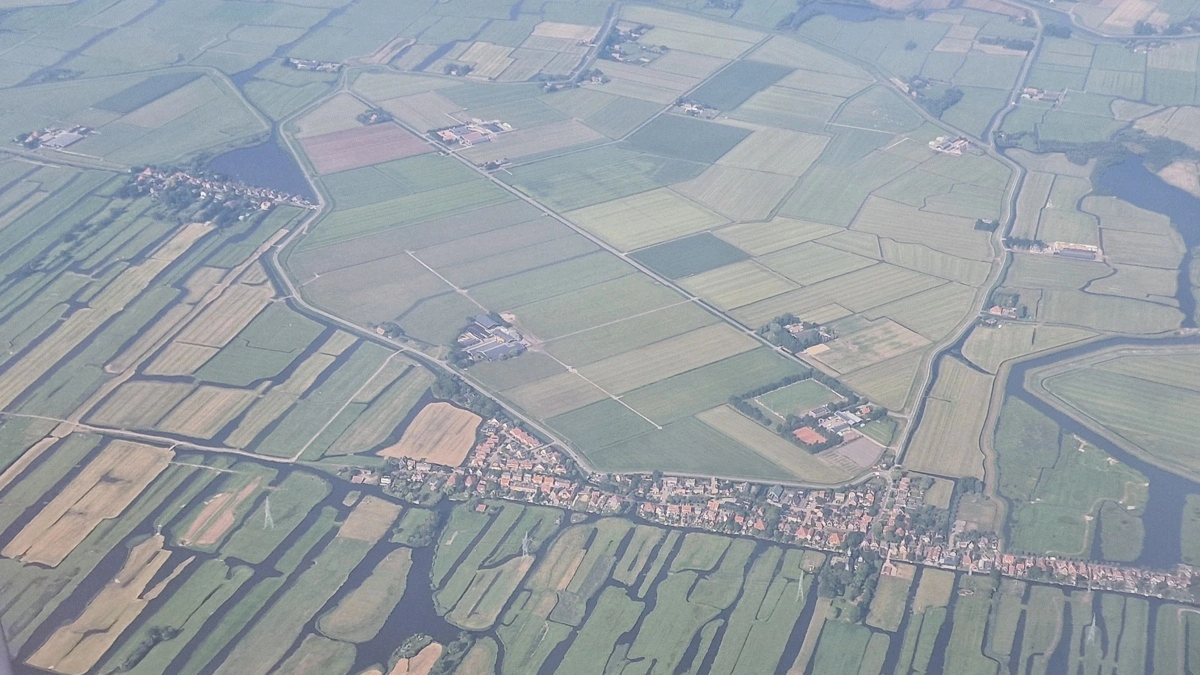 Fra luften ses tydeligt, hvordan dyrkede marker i Holland ligger mellem et utal af vandløb (mørkfarvede striber) – uden at det giver problemer med vandmiljøet trods høj N-gødskning. 
