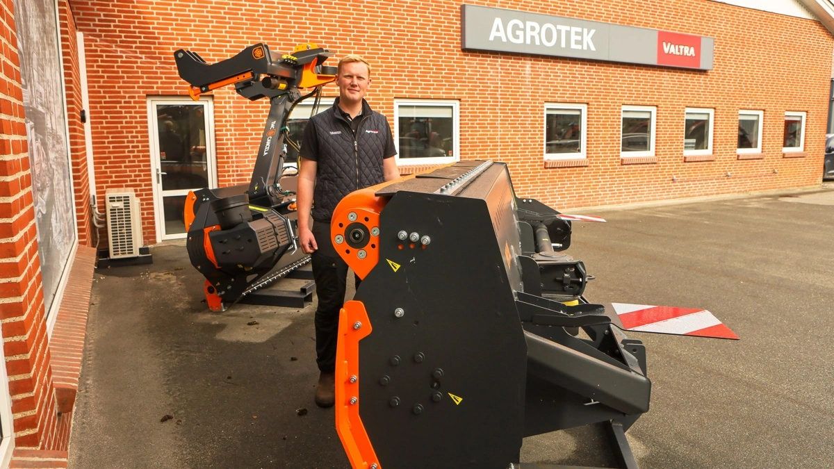 Skovmaskiner er en stor aktivitet hos Agrotek. Sælger Jens Vendeltorp ses her ved TMC Cancela grenknuserne og rodfræsere, som importeres af TBS. 