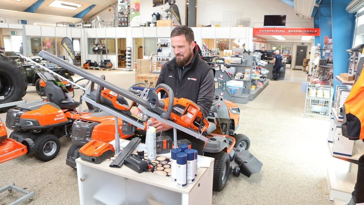 Både i Hobro og Brønderslev er en stor butiksafdeling for både professionelle og private kunder. Salgskonsulent for have-park og skov, Lars Christensen, ses her i Hobro-butikken.
