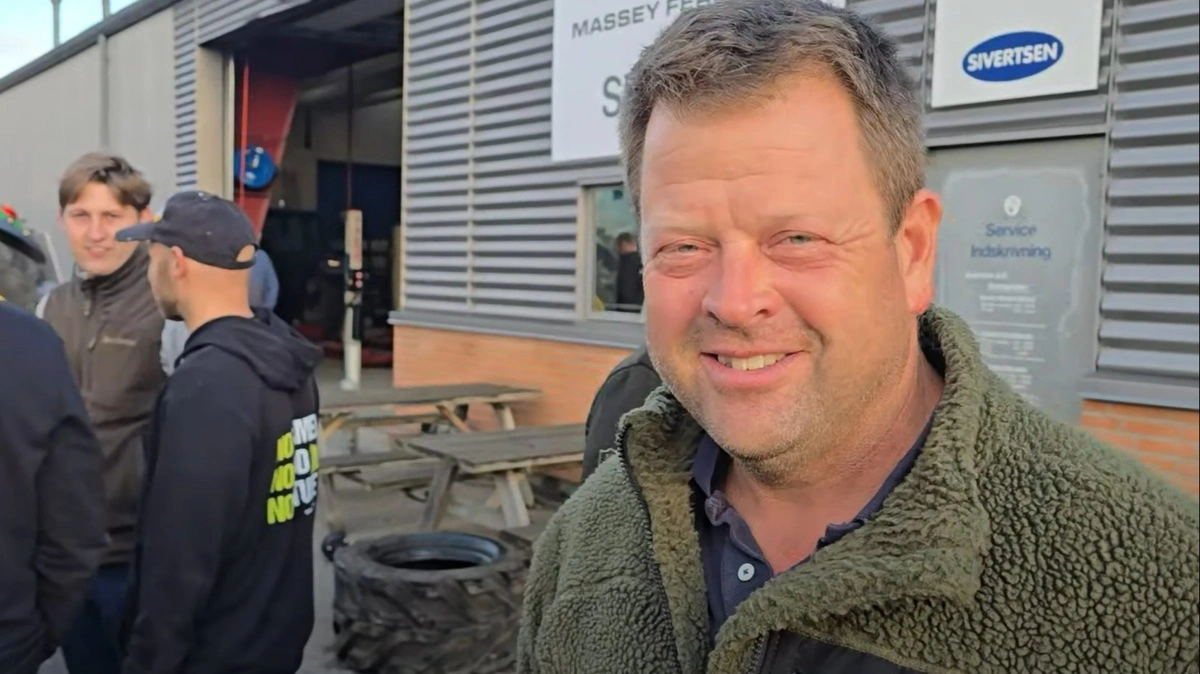 Én af de ventende landmænd er Bo Madsen fra Parcelgaarden lige uden for Roskilde. - Jeg håber, vi bliver mødt med smil og forståelse for vores protest mod den umulige lov. Vi har heldigvis allerede fået både tommelfinger op og dyt på vej herind, smiler han.
