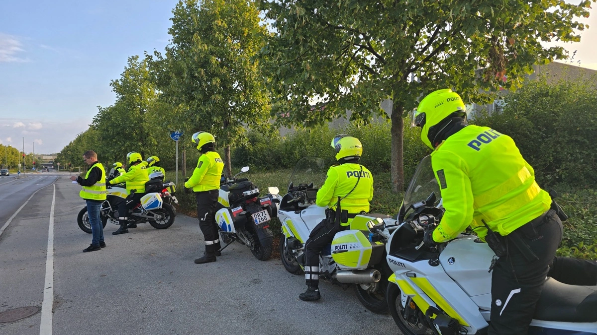 De syv ledsagende motorcykelbetjente er klar til start.