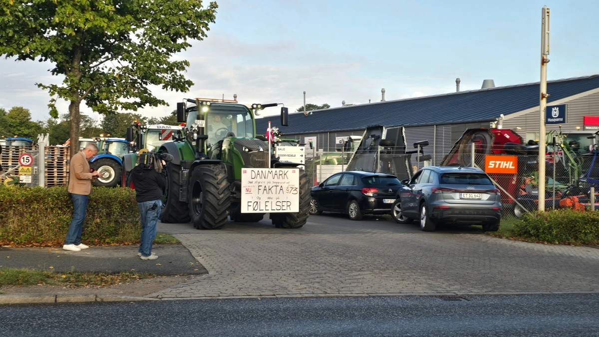 Første traktor holder i start-position og afventer tegn til udkørsel.