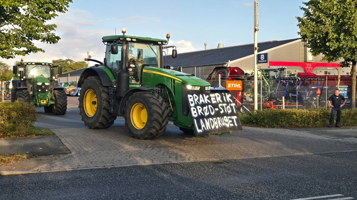 Så er man i gang - i lang tid ruller det ud med traktorer. Mange har budskaber sat på.