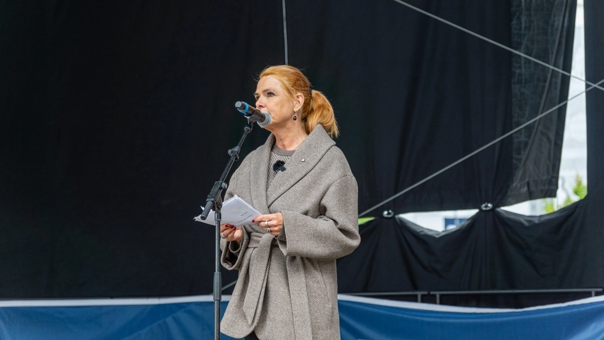 Inger Støjberg (DD) talte tirsdag til de mange fremmødte på Christiansborg Slotsplads og bad dem – med et glimt i øjet – tilegne sig sproglige færdigheder på blandt andet polsk og rumænsk, så varedeklarationerne på fremtidens fødevarer bliver til at forstå, hvis gødskningsloven vedtages. Foto: Søren Nørgaard