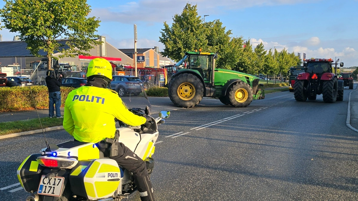 Sidste traktor på vej ud i kortegen.