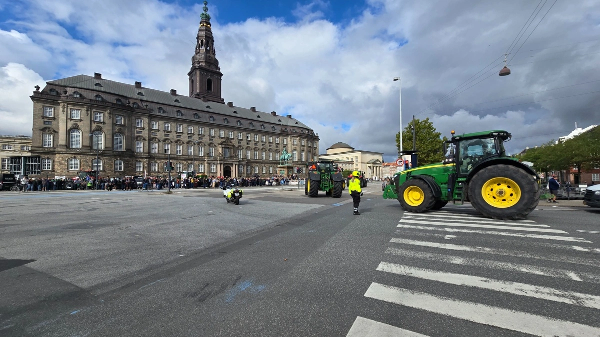 Målet er nået - præcis da talerne går i gang på Christiansborg Slotsplads.