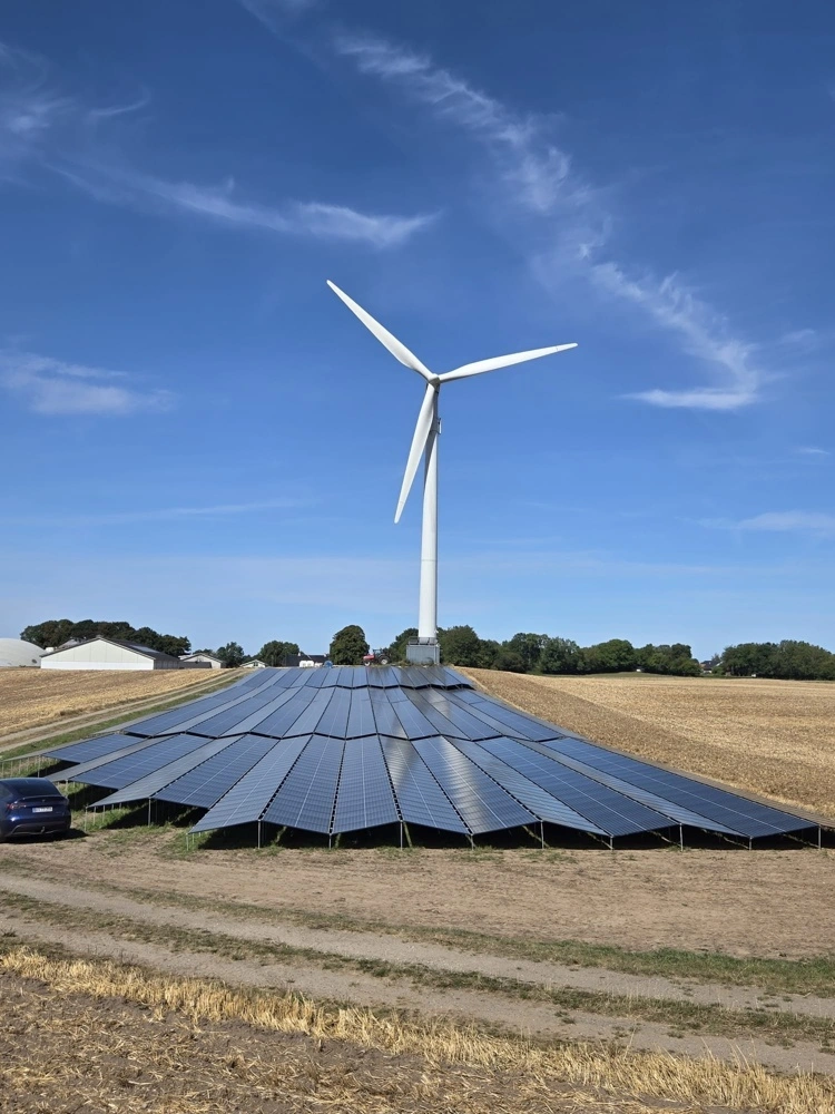 Solar42 er klar med en Danmarksnyhed, hvor man kobler solcelleanlæg til vindmøller. Foto: Solar42