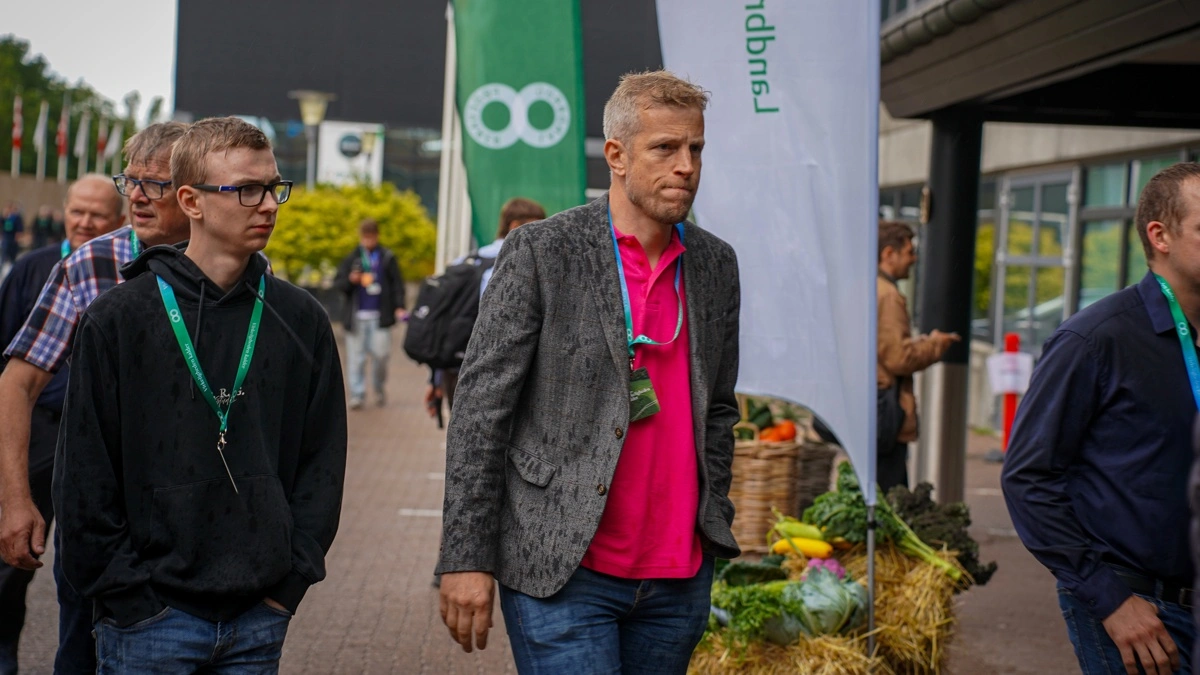 Jeppe Bloch Nielsen, formand for Danske Svineproducenter, der her ses på vej ind til Landbrug & Fødevarers stormøde i mandags, bakker op om traktoraktionerne, men understreger, at mobiliseringen af aktionerne sker gennem flere lokale netværk. Foto: Victor Juul Grønbæk