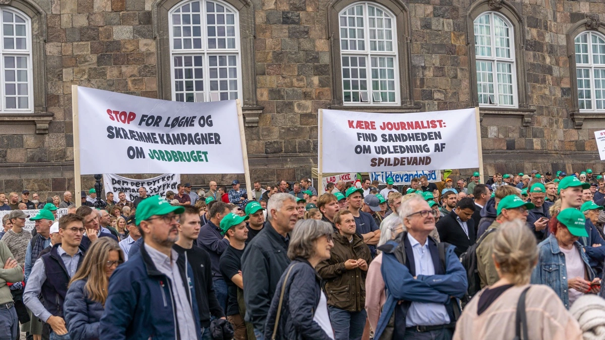 Protesterne var til at få øje på, da tusindvis af landmænd i tirsdags demonstrerede foran Christiansborg. Foto: Søren Nørgaard