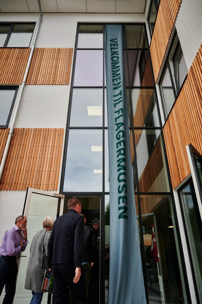 Den cirka 3.000 kvadratmeter store bygning rummer 59 nye dobbeltværelser, tre moderne lokaler til biologi, fysik og kemi, et stort undervisningslokale og en ny, større café.