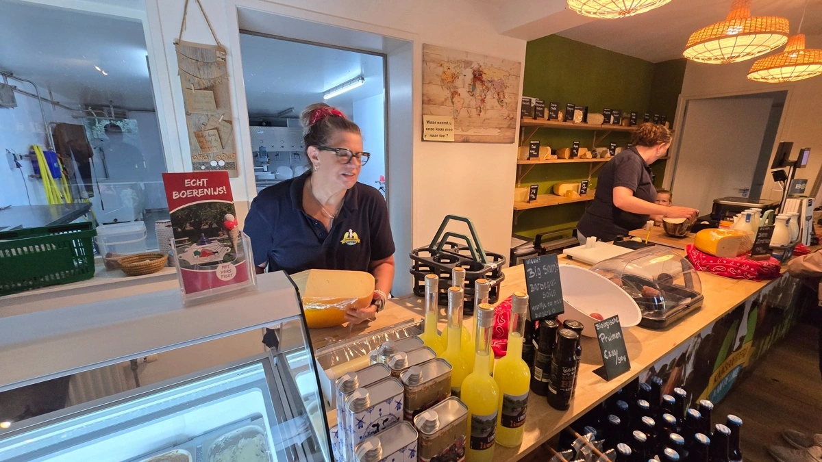 Fredag og lørdag er der ekstra hjælp i gårdbutikken, hvor familien Belser selv har lavet osten og andre produkter.