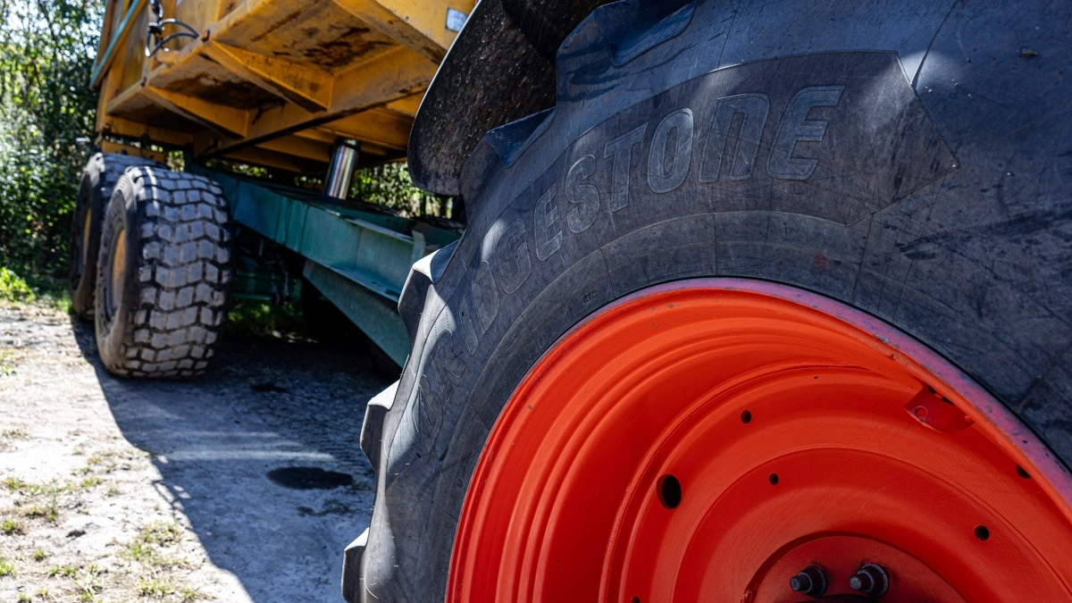 Padborg Dækcenter har Bridgestone som leverandør af blandt andet landbrugsdæk. De to virksomheder samarbejder desuden om rådgivning og specialløsninger til landmænd og maskinstationer.