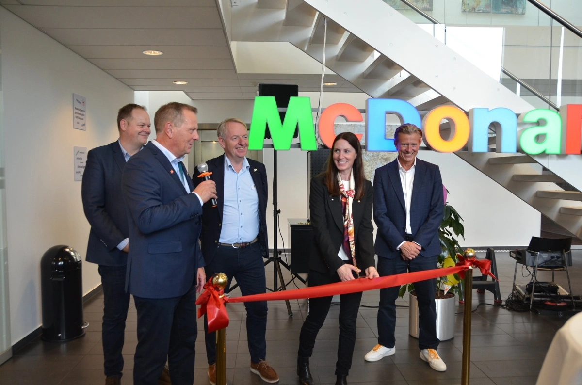 Helen Moore, adm. direktør for Food Folk McDonald's Nordic, klipper det røde bånd ved åbningen af den nye fabrik Vejen. Med til åbningen var både Beef-direktøren, Finn Klostermann og Danish Crowns koncernchef, Niels Duedahl. Foto: Danish Crown