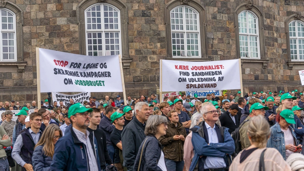 Bæredygtigt Landbrug har foræret sine bannere fra demonstrationen på Christiansborg Slotsplads i sidste uge til medlemmer, der demonstrerer videre. Arkivfoto: Søren Nørgaard