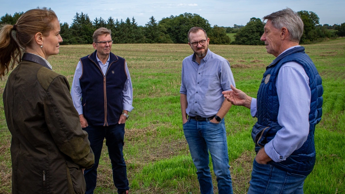 Miljøminister Maria Reumert Gjerding (SF) besøgte i mandags den økologiske planteavler Morten Højskred Hansen (th), Tommerup på Fyn, der i lighed med den konventionelle plante- og griseavler Mads West (nr. 2 fra højre) ejer meget jord i sårbare grundvandsdannende områder og er bekymret for konsekvenserne af et nationalt sprøjteforbud. På billedet ses også L&F's planteformand Torben Hansen. Foto: Morten Ipsen