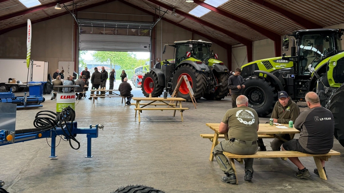 Claas-traktorer og redskaber var stillet op i hallen på Industrivej i Ringe. Arrangementet var flyttet fra Lammehave, hvor den seneste tids regn havde gjort markkørsel umulig.
