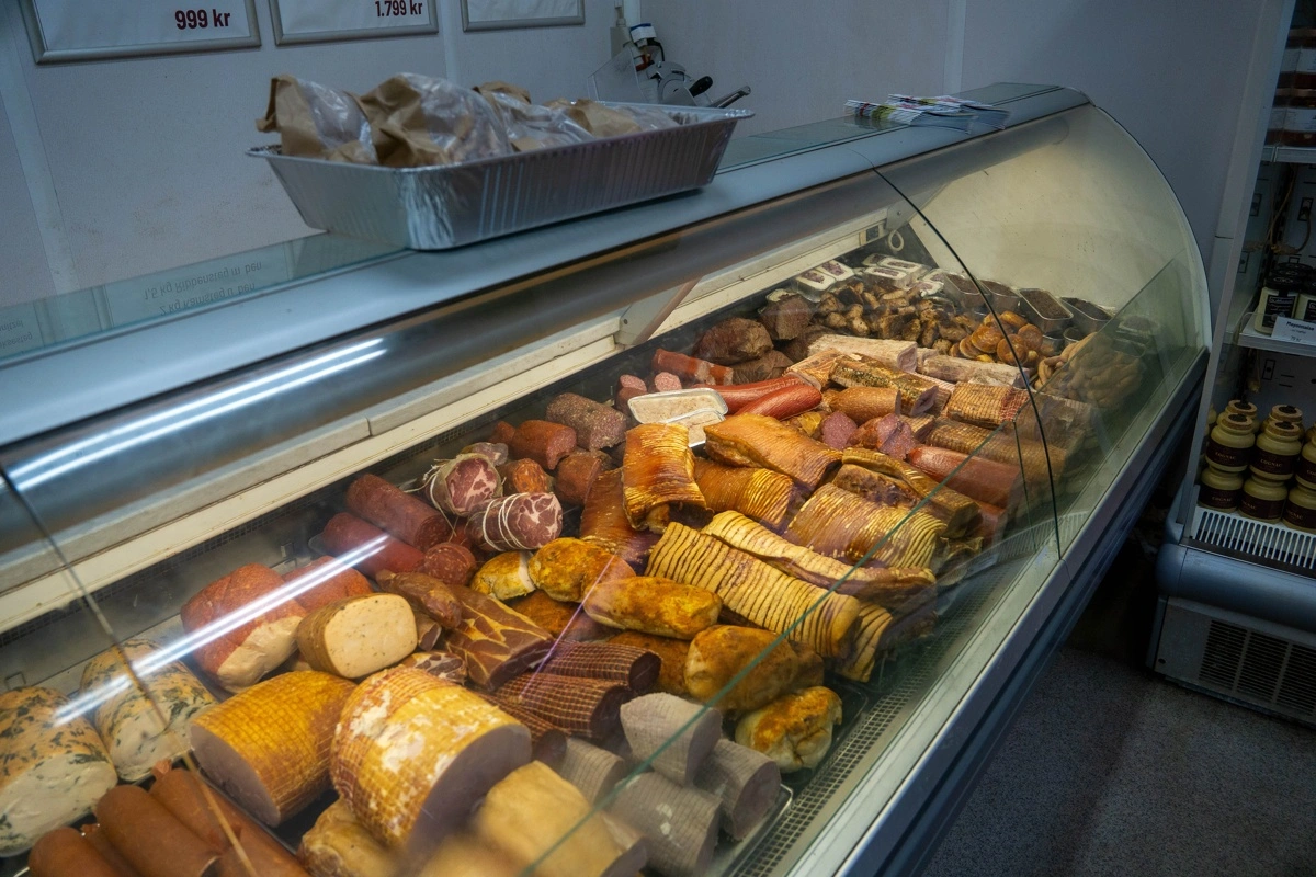 Skallebølle Slagtehus har en fysisk butik, hvor man sælger lokale produkter fra onsdag til lørdag.