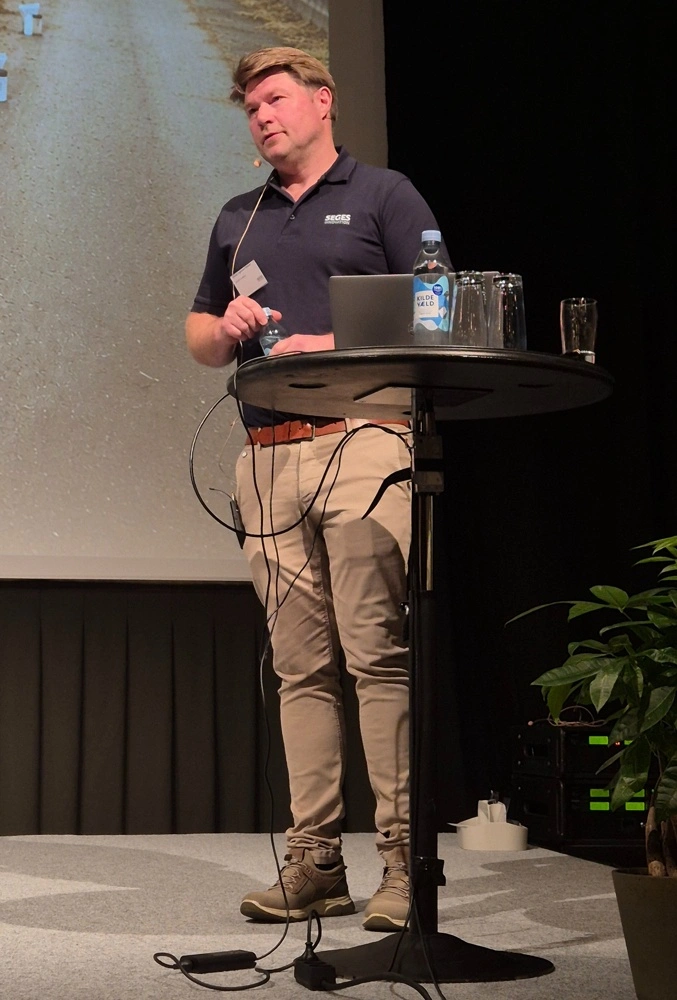 Nicolaj Ingemann Nielsen fra Seges Innovation præsenterede på Fodringsdagen resultaterne af en undersøgelse af fordelingen af Bovaer i fuldfoderet. Foto: Tenna Bang