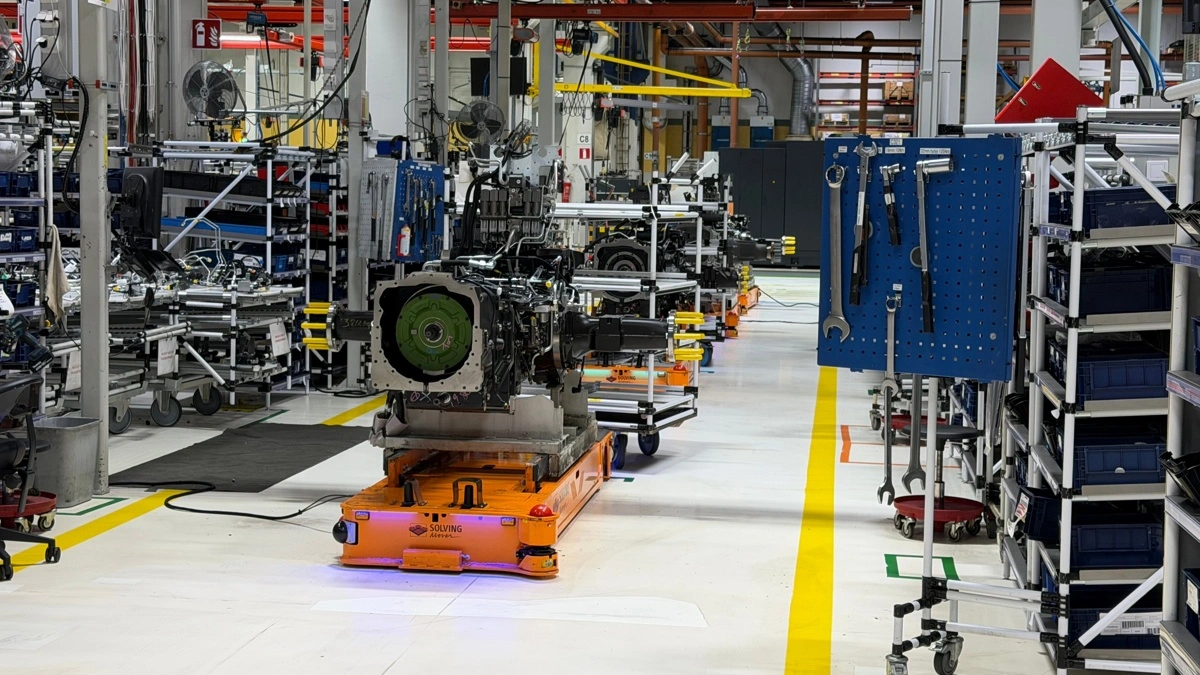 En transmission under opbygning på en mobil transportplatform i Suolahti. Transmissionsfabrikkens rundede 1.000 CVT-enheder i maj 2026, omkring et år efter serieproduktionens start. Udvidelsen indgår i et investeringsprojekt på 38 millioner euro.