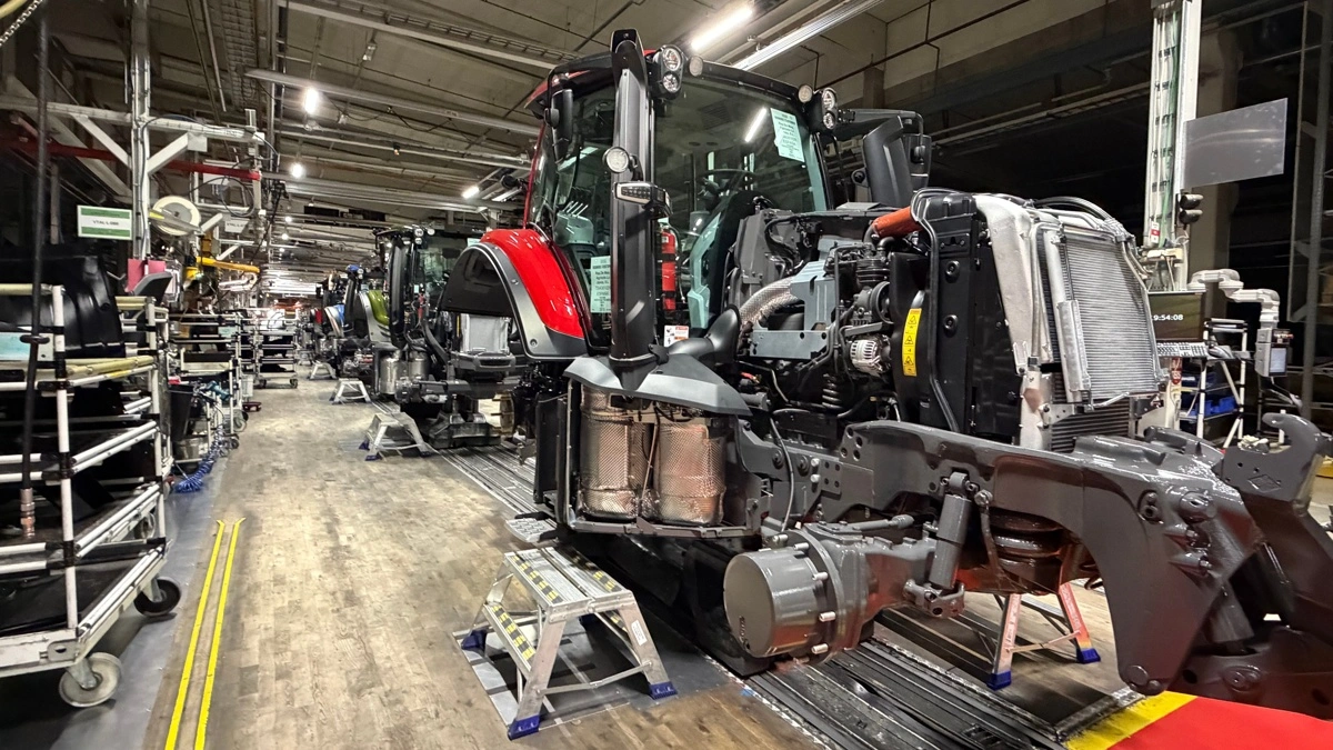 Motor, kølerpakke og kabine er monteret, mens traktoren endnu mangler blandt andet hjul og motorhjelm. En traktor tilbringer ifølge Valtra omkring ti timer på samlebåndet plus testkørsel og færdiggørelse.