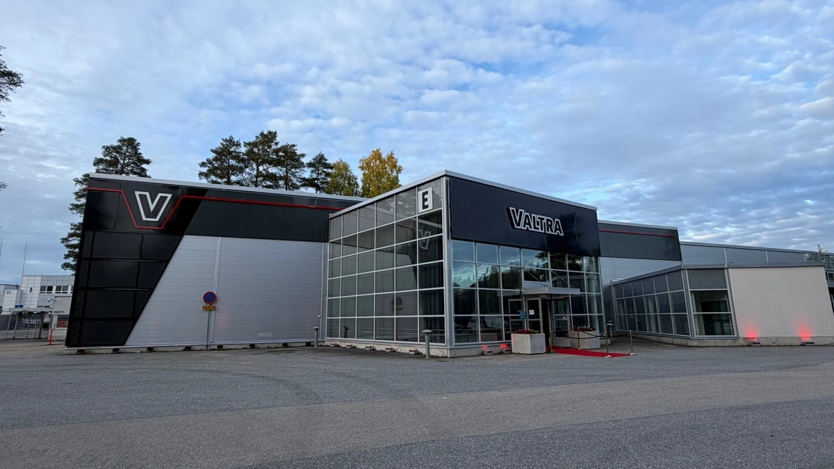 Valtras fabriksanlæg i Suolahti har været hjemsted for mærkets finske traktorproduktion siden 1969. Her markeres i år 75-året for den første Valmet-traktor, der blev bygget i Jyväskylä i 1951, inden produktionen voksede ud af de oprindelige rammer.