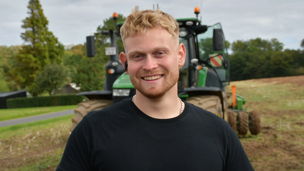 Jonas Petersen er 22 år, faglært landmand og blev ansat på Landbruget Stovgaard i marts.