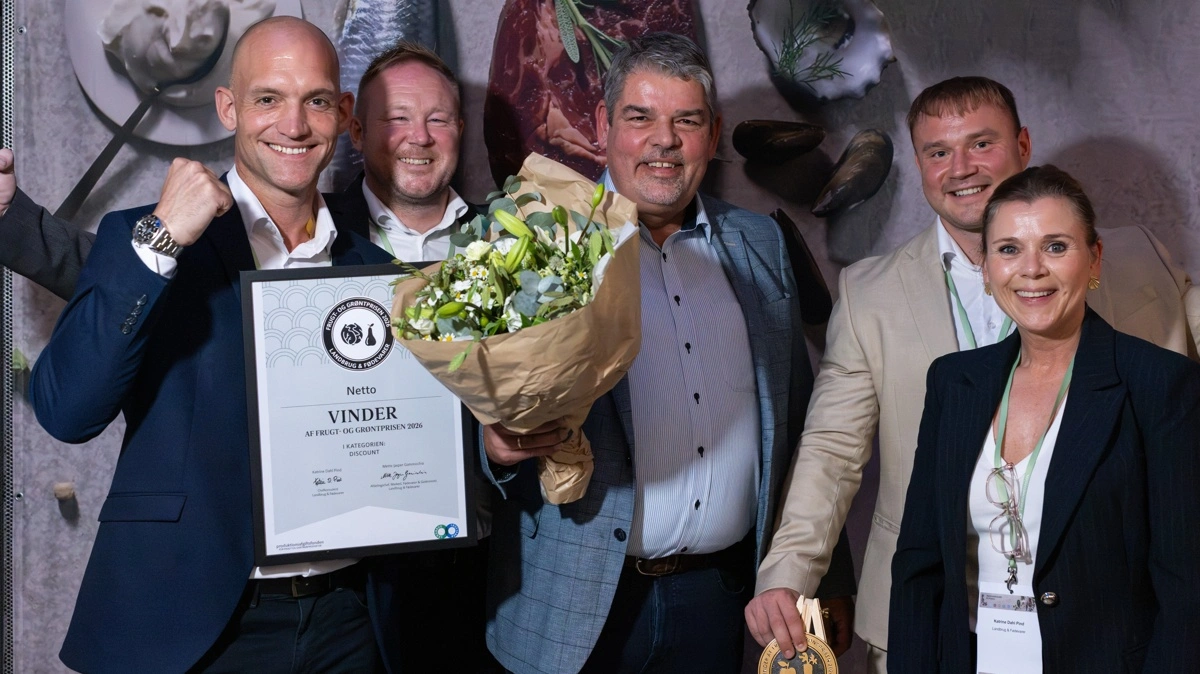 Netto vandt Frugt- og Grøntprisen 2026 i discountkategorien. Her ses distriktschef Bo Otzen sammen med teamet fra Netto og Katrine Dahl Pind, chefkonsulent i Landbrug & Fødevarer og ansvarlig for prisen. 