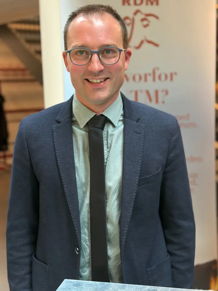 Ifølge Johan Bebe har RDM-koens størrelse stort set været uændret gennem de seneste 20 år, mens Holstein ifølge foreningen er blevet omkring 8 cm højere i samme periode.
- Vi skal være endnu bedre til at fortælle om vores røde køer, så flere får øjnene op for, hvorfor den mellemstore størrelse mange steder er en fordel, lød det.
