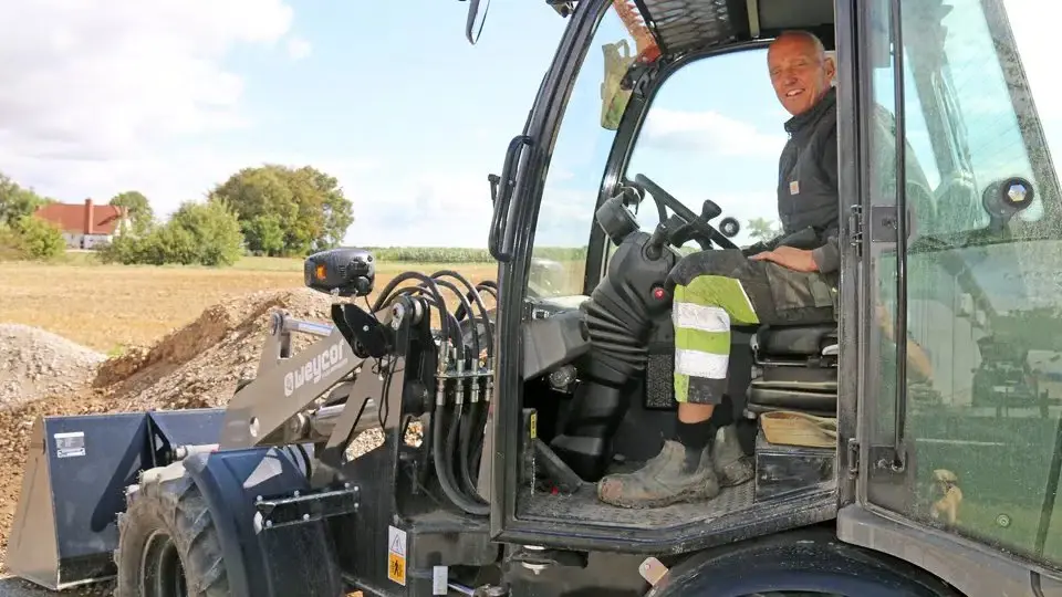 Ole Kristoffersen har været tro mod Weycor – tidligere Atlas – siden år 2000. Nu er Danmarks første AR360 kommet til maskinflåden.