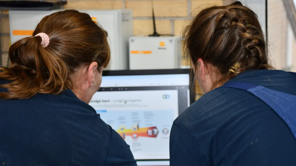 Karina Mikkelsen kigger på materialet om Danish Kontrol med Kateryna. Dokumentation og regler er også en del af rådgivningen i en besætning med udenlandske medarbejdere.