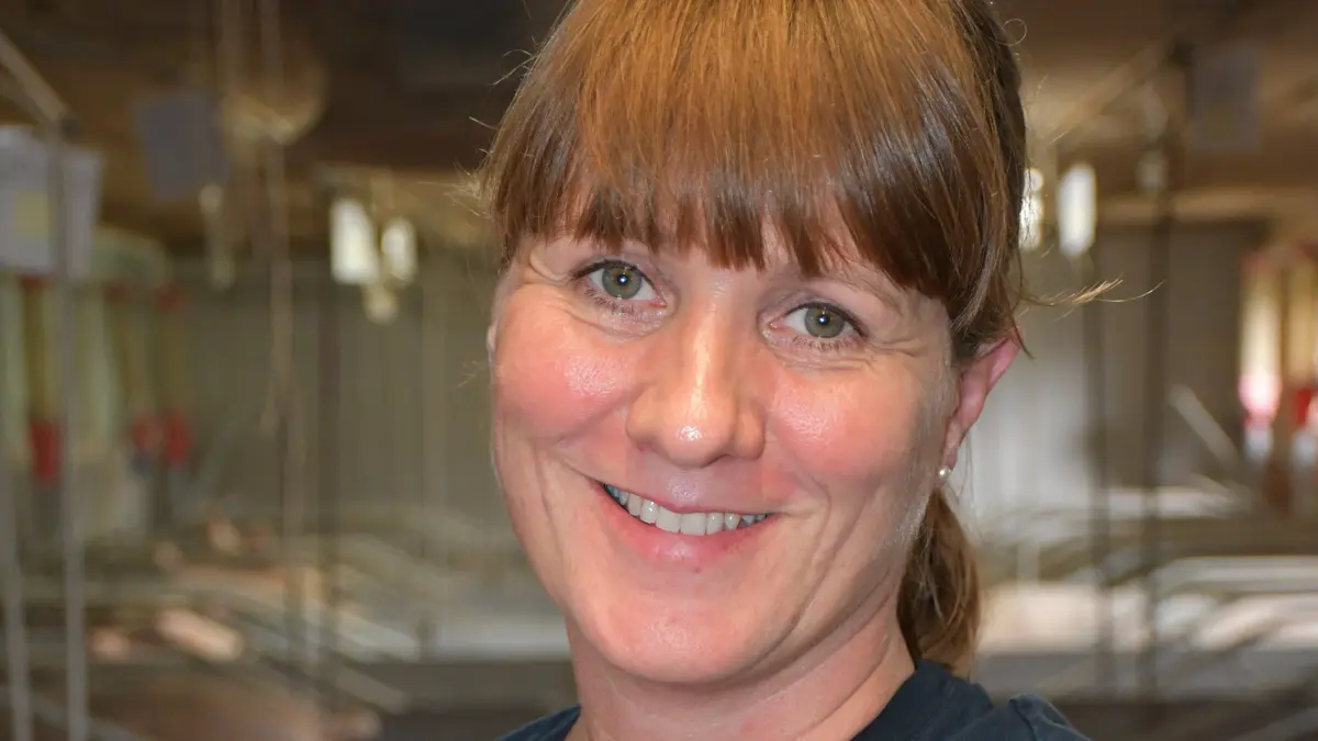 Karina Mikkelsen fra FarestaldsEliten kommer i besætningen hver fjerde uge. Vand til søerne og pattegrisenes adgang til råmælk er blandt de områder, hun har haft fokus på.