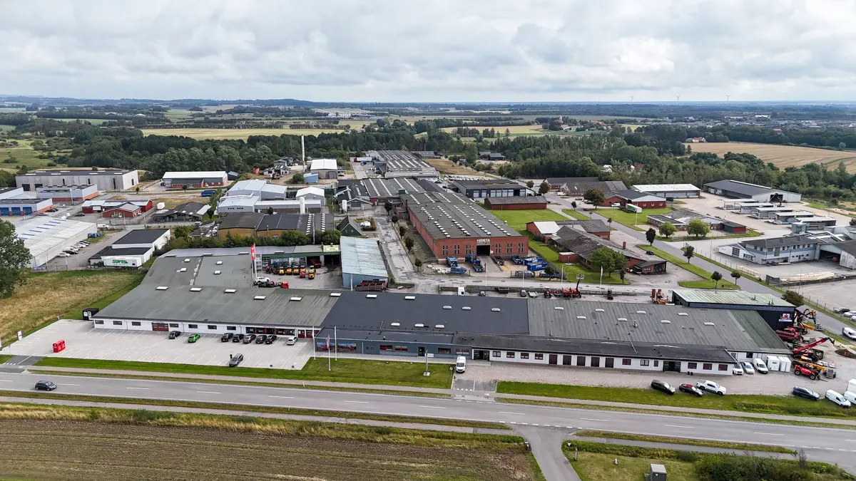 De 12.000 kvadratmeter bygninger, som indtil 2020 husede Hjallerup Maskinforretning, er i dag fyldt til bristepunktet. Bagest holder Providers Maskinudlejning til, forrest til venstre Røde Kors genbrugsbutik, og i de resterende bygninger ud til Ålborg-hovedvejen råder AV Larsen ApS over.  Foto: Erik Hansen