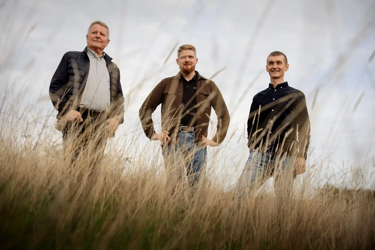 Fra venstre: Staben i Foderteknik består af indehaver Erik Dahl samt medarbejderne Emil Roersen og Niels Peter Væver, der begge arbejder med service og support. Foto: Casper Dalhoff