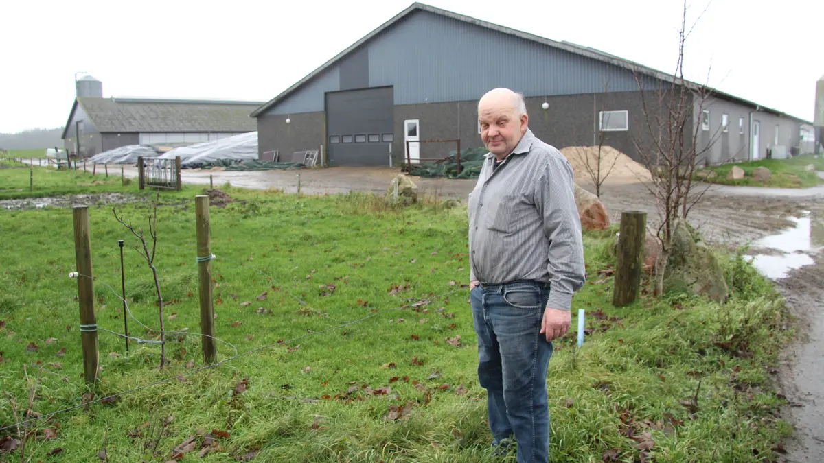 I 2005 flyttede familien Bertelsen sine driftsbygninger uden for Låsby. Denne fremtidssikring af driften ville være forpurret, hvis kommunen fik lov til at placere et plejehjem lige ved siden af. Derfor er Søren Bertelsen, Låsby, (billedet) glad og lettet over, at Planklagenævnet underkendte kommunens planer, så Sørens søn Jørgen nu kan fortsætte gårdens drift uden beboelse som nabo. 