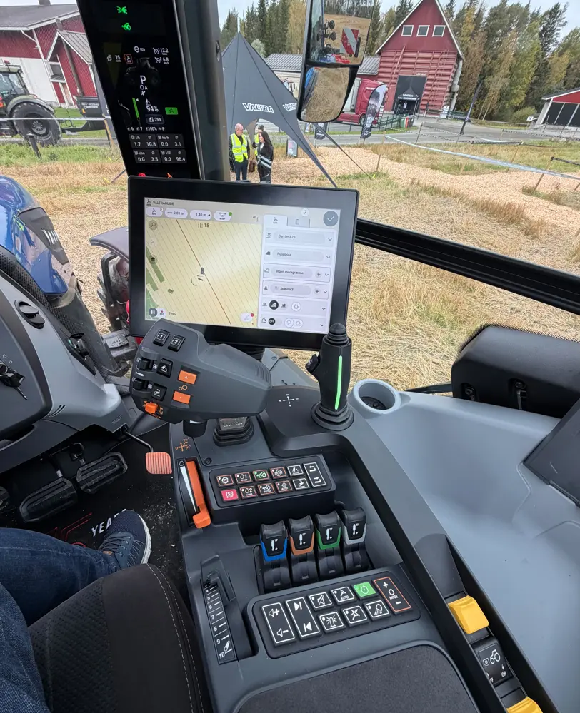 SmartTouch Gen2 samler en 12-tommer berøringsskærm, kørehåndtag og hydraulikbetjening i armlænet på den nye Valtra T6. Skærmen viser her Valtra Guide, mens føreren kan tilpasse arbejdsvisningerne og gemme særskilte opsætninger til forskellige brugere, arbejdsopgaver og redskaber. Op til 12 knapper kan tildeles funktioner, og autostyring, Isobus og redskabsbetjening er integreret i brugerfladen. Centrale oplysninger om traktorens indstillinger vises samtidig i A-stolpens display.