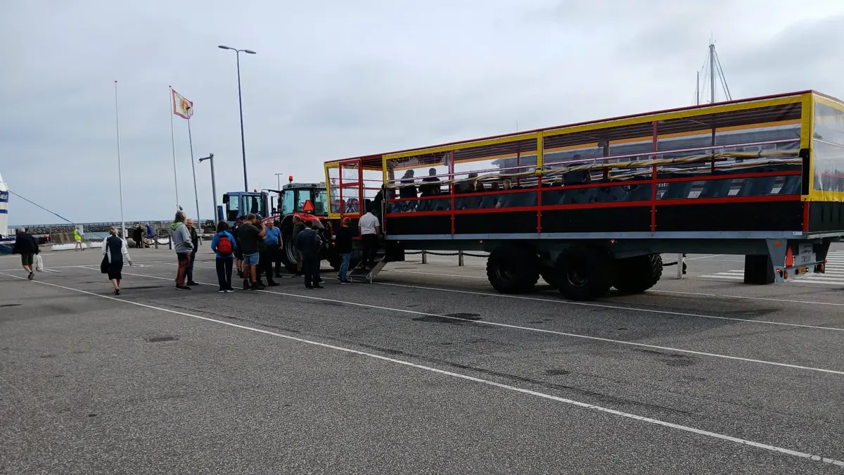 Rundturen på Læsø foregik med »Rønnebussen« – en traktor med en vogn indrettet med bussæder.