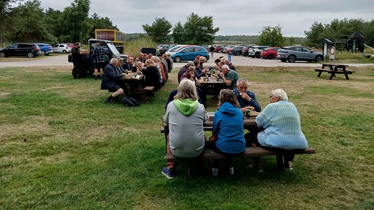 Ved Læsø Saltsyderi blev der gjort holdt til frokost med sandwich, musik og underholdning.