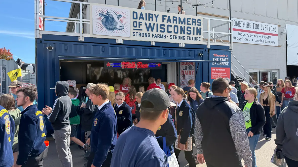 Tirsdag var travl på World Dairy Expo. Blandt andet fyldte 2.300 skoleelever godt op. De var på messen for at lære mere om mælkeproduktion i Wisconsin. Blandt andet med det formål at gøre dem interesserede i mælkeproduktion og sikre fremtiden for Wisconsins mælkeproduktion. 
