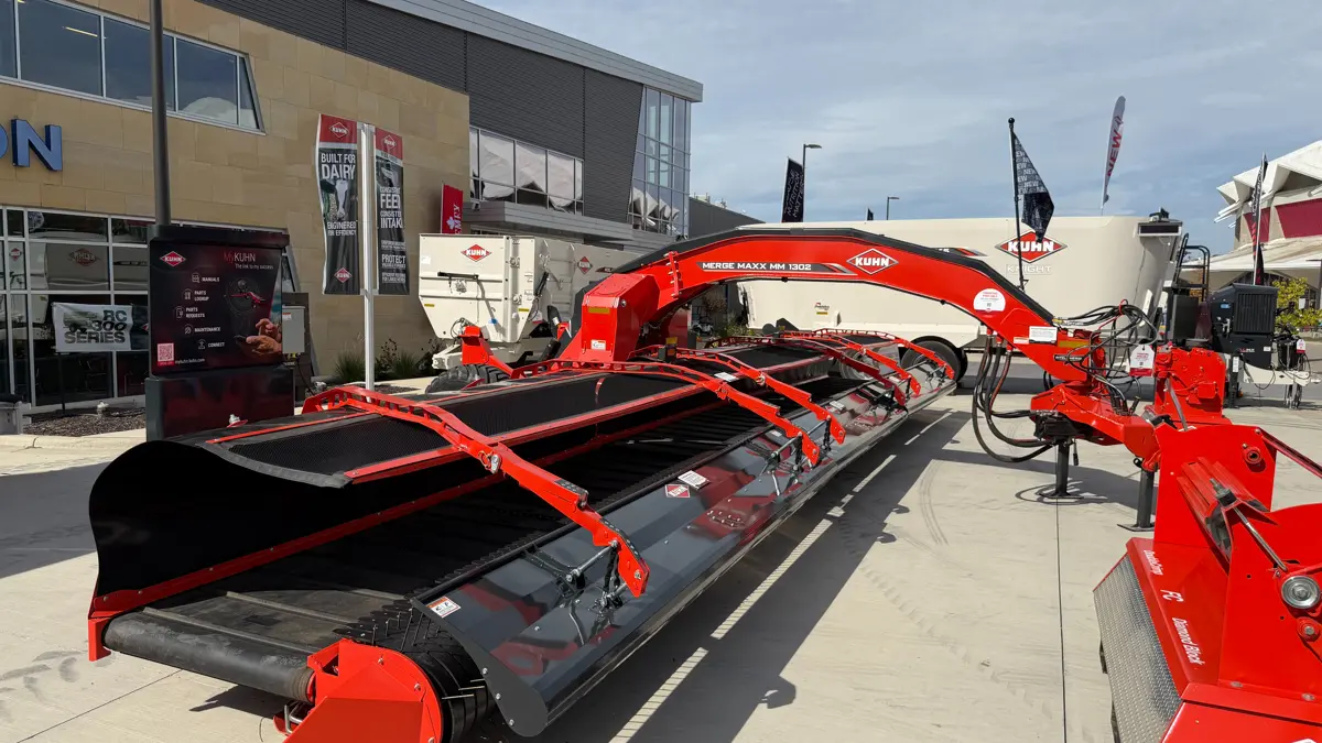 Kuhn Merge Maxx MM 1302 er en 13 meter bred pickuprive, som Kuhn markedsfører i Nordamerika og producerer her i Wisconsin. 