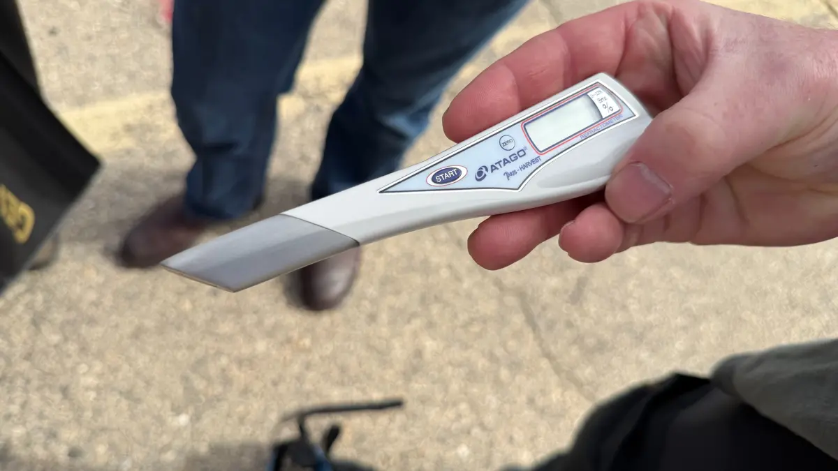 Atago Pen-Harvest er en simpel måde at måle råmælkens kvalitet. Den grå spids stikkes ned i mælken, og efter få sekunder er resultatet klar. 